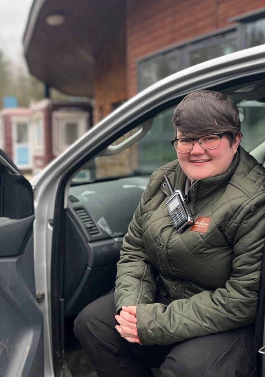 Person leaving the car while is smiling